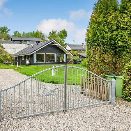 3 Bedroom Lovely In Holiday home